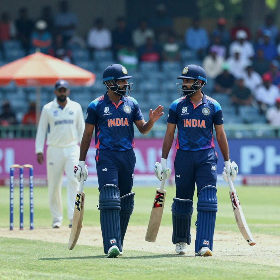 ৩০ দেশের নাম ঘোষণা হলো, ফরম্যাট ঘোষণা হলো না: এক্সপ্যাট ওয়ার্ল্ড কাপের ট্রফি আর তার নিচের ফাঁকা প্রশ্নগুলো